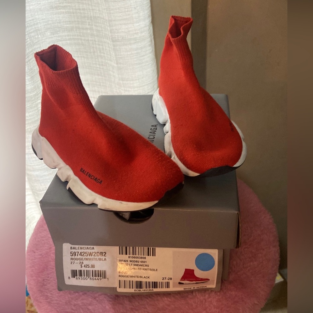 Preowned AUTHENTIC KID balenciaga sneaker. No holes. Comes with box.